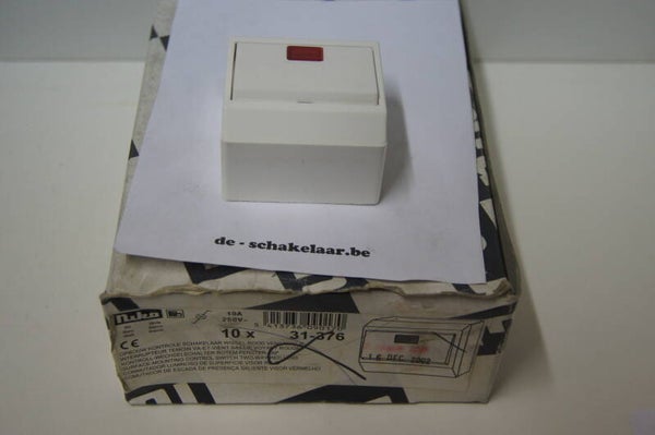 Niko 31-376 wisselschakelaar met rood venster