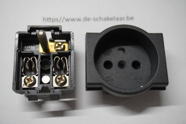 Bticino living classic 4442 stopcontact met penaarde