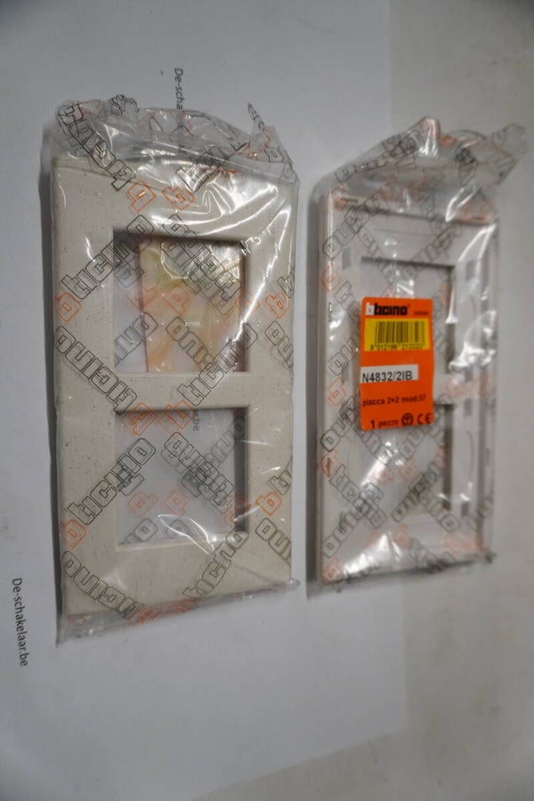 Bticino light N4832/2IB Afdekplaat 2x2mod verticaal gespikkeld wit