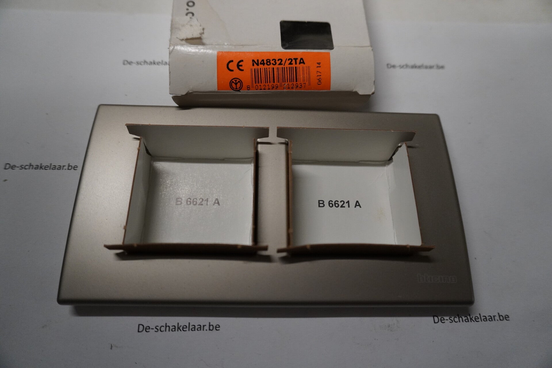 Bticino light N4832/2TA Afdekplaat 2x2 mod licht titaan (vert of hor)
