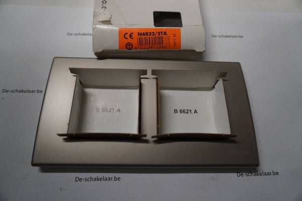 Bticino light N 4832/2TA Afdekplaat 2x2 mod licht titaan (vert of hor)