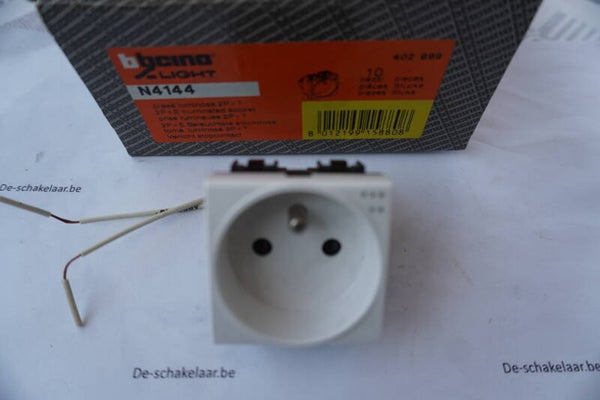 Bticino light N4144 Stopcontact met aarding en spanningsdetectie