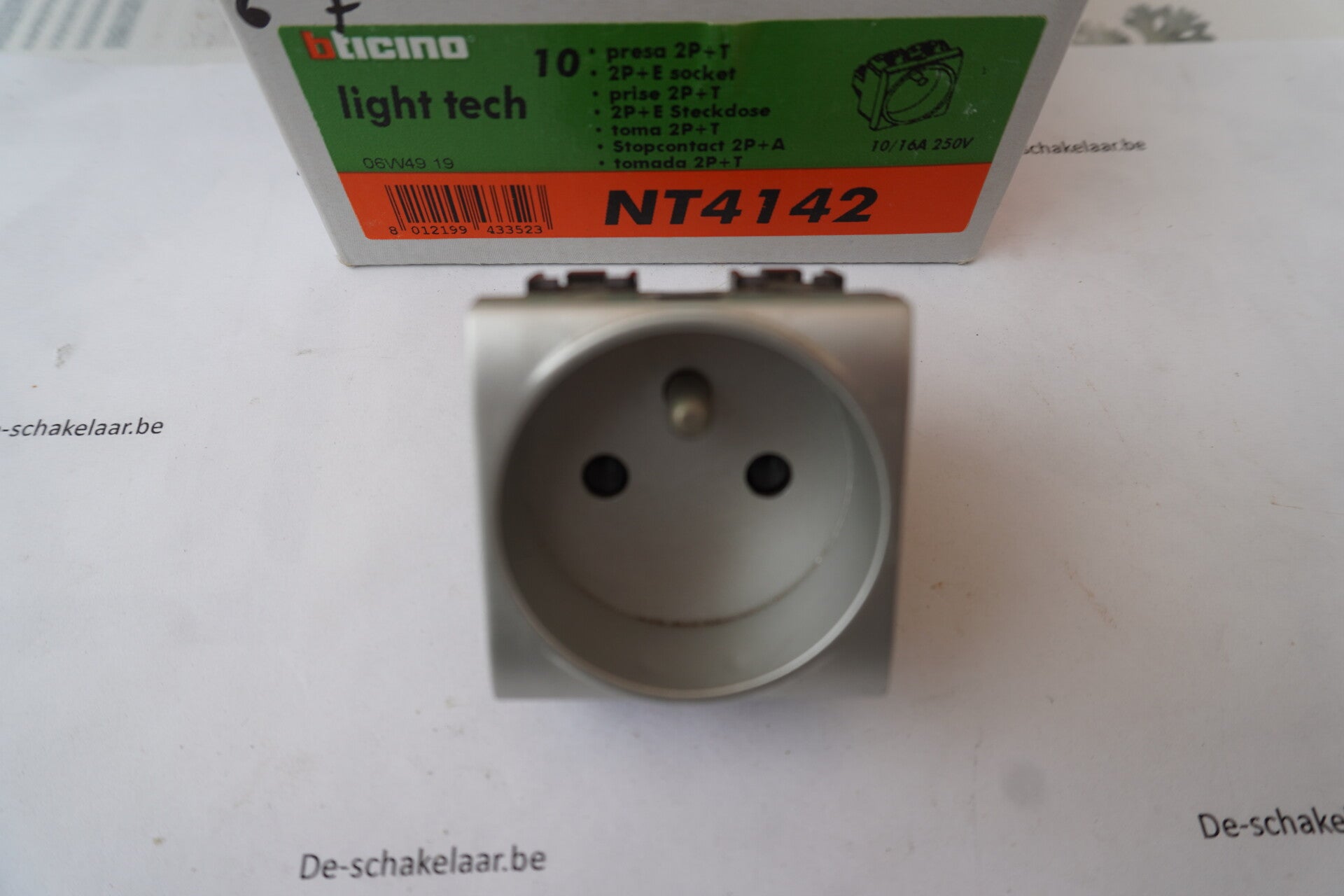 Bticino light tech NT4142 Stopcontact 2p+aarding ZILVER