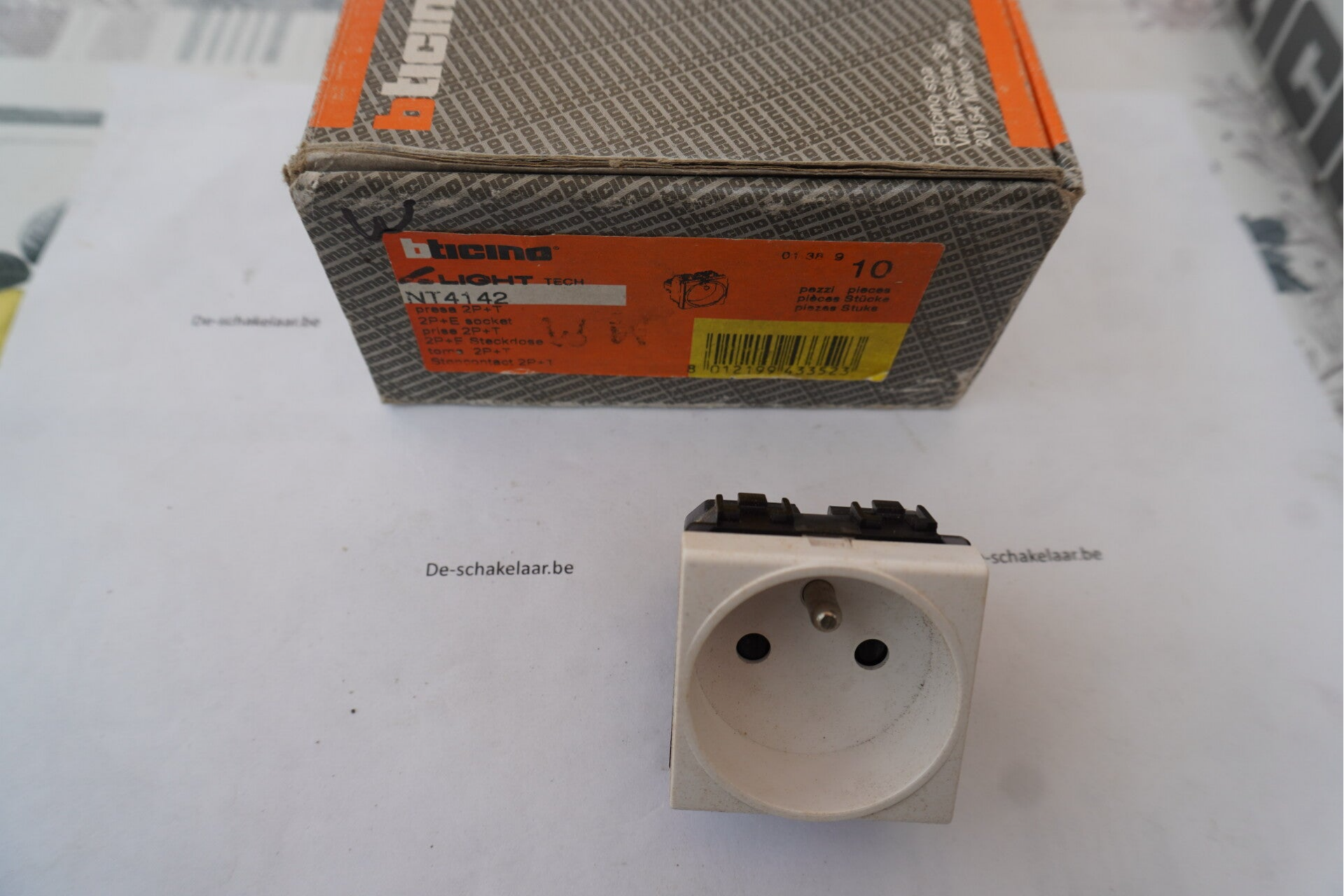 Btino light tech NT4142 Stopc 2p+ aarding WIT