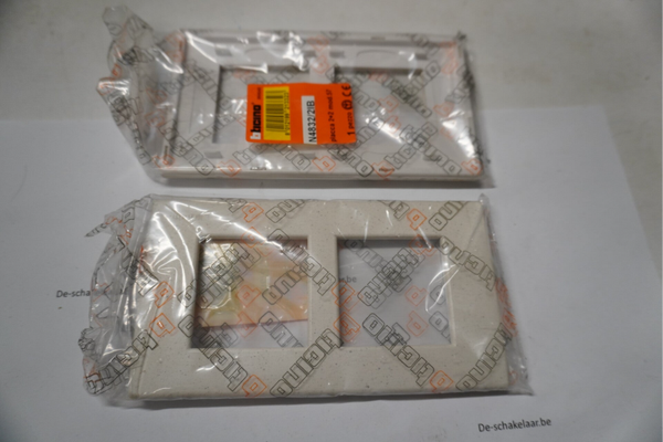 Bticino light N4832/2IB Afdekplaat 2x2 mod verticaal gespikkeld wit