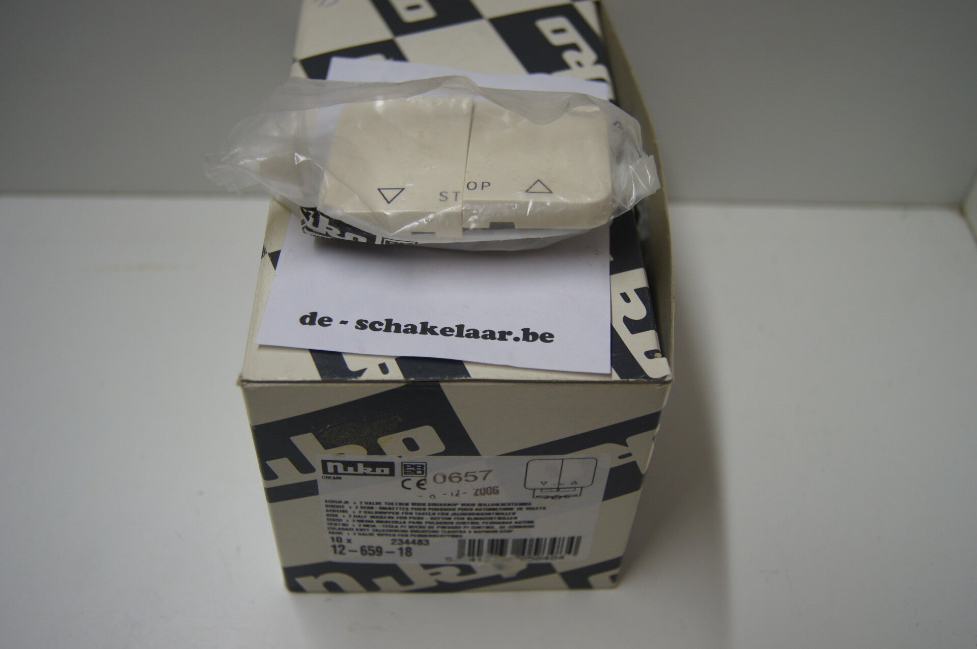 Niko 12-659-18 PR20 2 halve toetsen voor rolluikdrukknop.