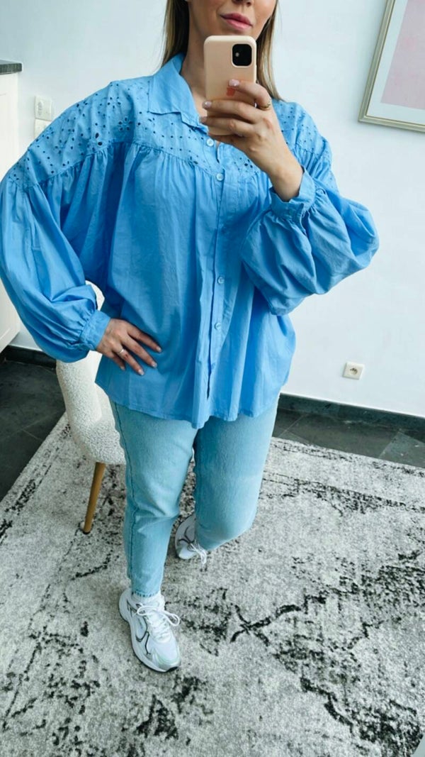 blauwe broderie blouse met pofmouw