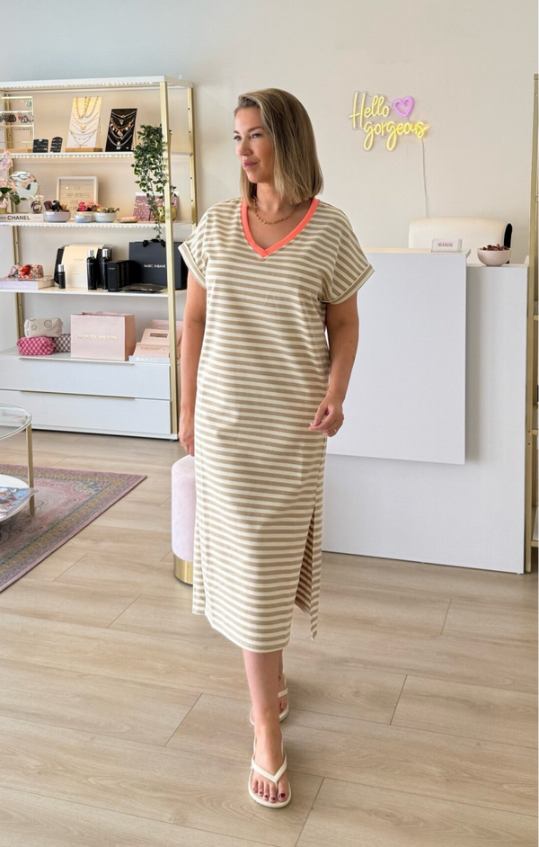 Millie gestreepte jurk beige met koraal v hals