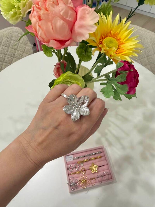 ring bloem zilverkleur