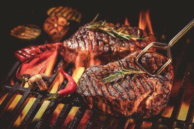 Teamuitje op een traditioneel zeilschip met barbecue