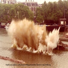 102nieuweamstelbrug1984opblazenvdfundamentenfotjoswiersematekst.jpg