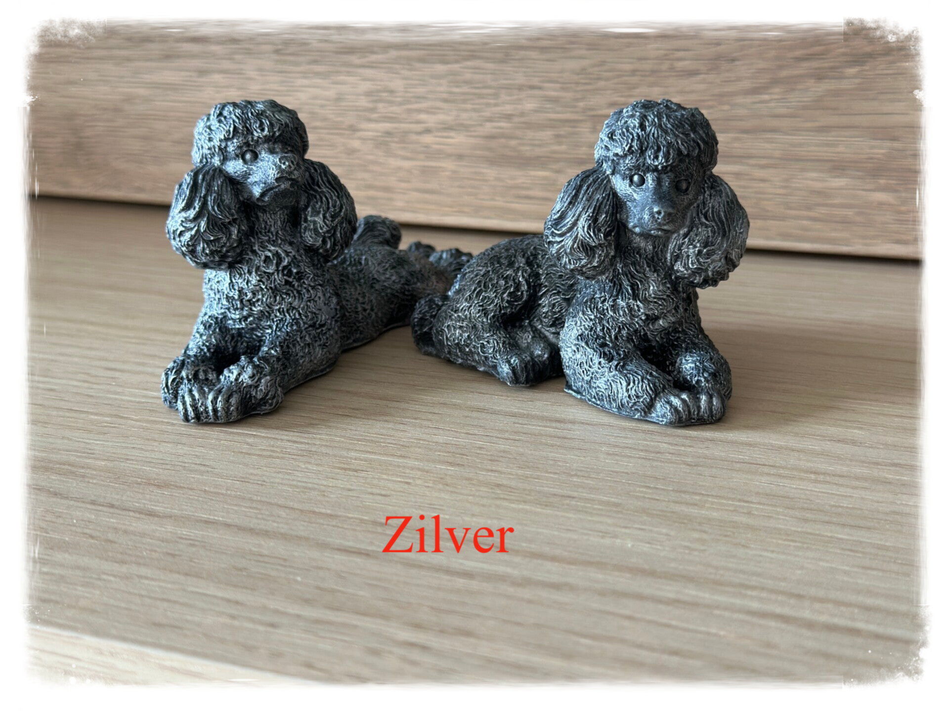 liggende poedel beeldjes handgemaakt gips met zilveren wax afwerking