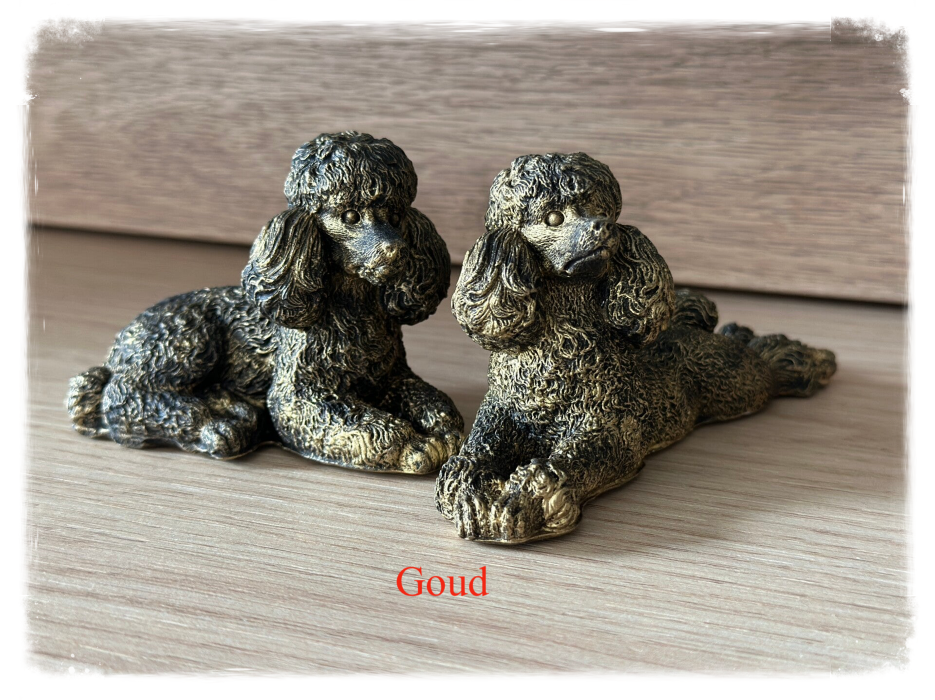 liggende poedel beeldjes handgemaakt gips met gouden wax afwerking