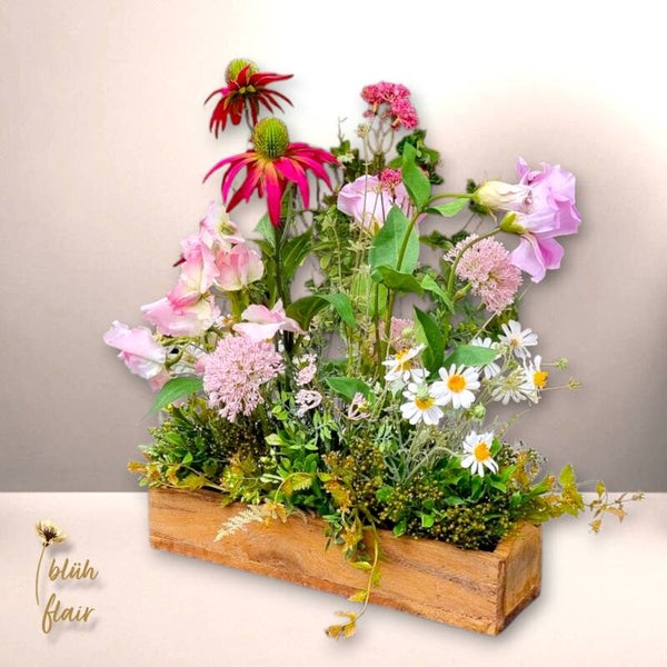 Seidenblumen Arrangement: Sommer Blumengesteck im Holzgefäß - Rosengarten - L46xB27xH45