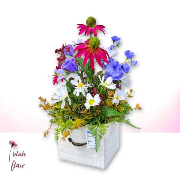 Seidenblumen Arrangement: Sommer Blumengesteck im Holzgefäß - Große blaue Sommerwiese - L26xB26xH42