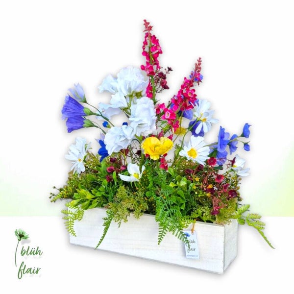 Seidenblumen Arrangement: Sommer Blumengesteck im Holzgefäß - Mittlere blaue Sommerwiese - L35xB20xH43