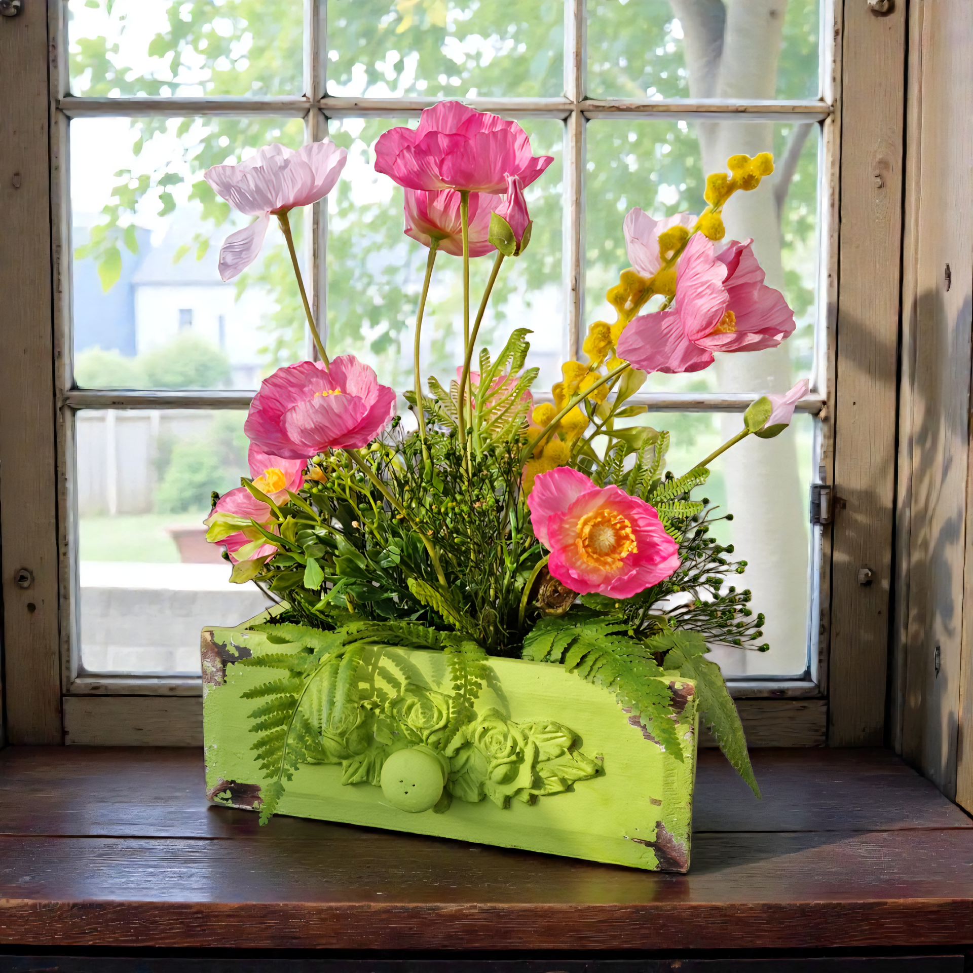 Sommergesteck Seidenblumen: Rosa Mohnblumen in Schublade - "Rosamohngarten" - L26xB19xH31