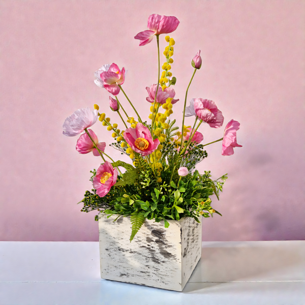 Sommergesteck Seidenblumen: Rosa Mohnblumen in Holzkasten - "Rosamohnwiese" - L30xB30xH47