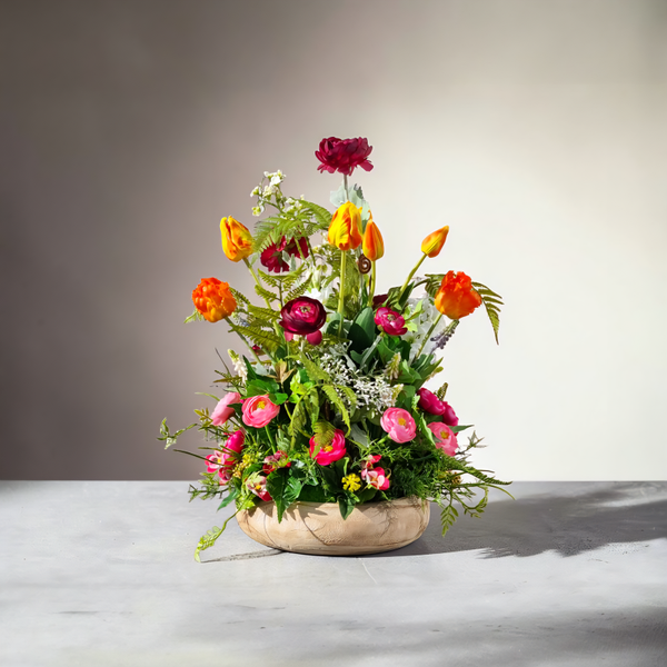 Frühlingsgesteck Seidenblumen: Ranunkeln in Holzschale - "Ranunkel-Traum" - ⌀35xH53