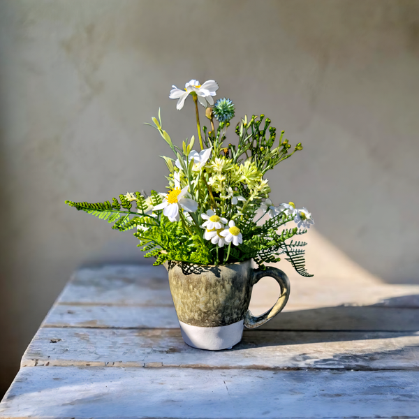 Sommergesteck Seidenblumen: Kamille in Keramik - "Kräutertöpfen" - ⌀15xH26
