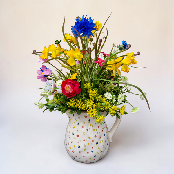 Sommergesteck Seidenblumen: Sommerblumen im Krug - "Sommerwiese" - ⌀27xH39
