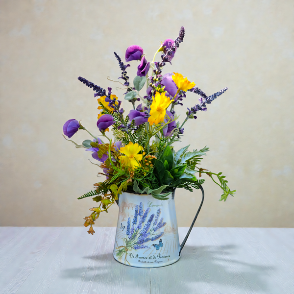 Sommergesteck Seidenblumen: Lavendelkanne - "Pichet de Lavande" - ⌀28xH39