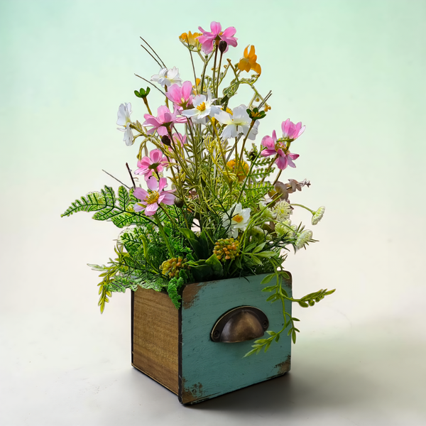 Sommergesteck Seidenblumen: Kosmeen in Schublade - "Wilder Garten" (groß) - L22xB22xH40