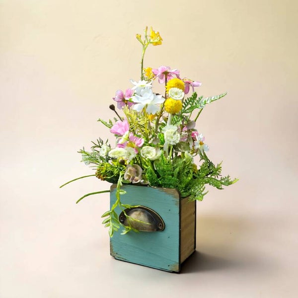 Sommergesteck Seidenblumen: Kosmeen in Schublade - "Wilder Garten" (klein) - L19xB19xH37