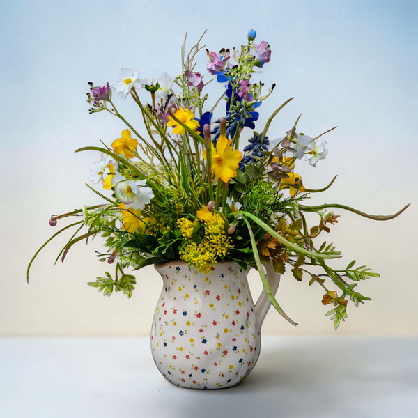 Sommergesteck Seidenblumen: Kosmeen im Krug - "Wiesen Krug" - ⌀33xH44