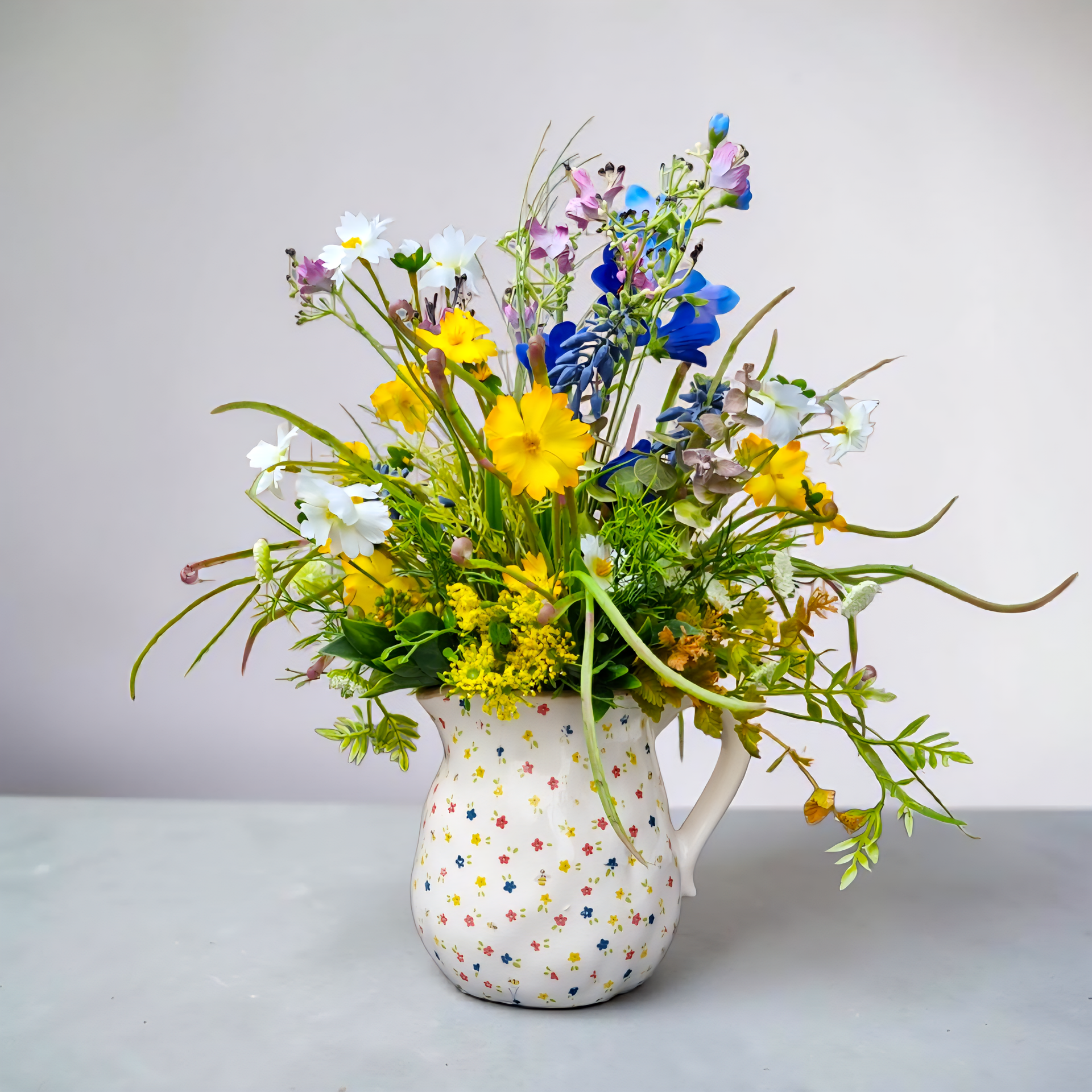 Sommergesteck Seidenblumen: Kosmeen im Krug - "Wiesen Krug" - ⌀33xH44