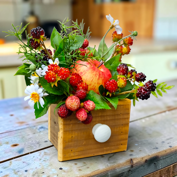 Herbstgesteck Seidenblumen: Apfel in Schublade - "Kleines Früchtchen" - L22xB18xH22