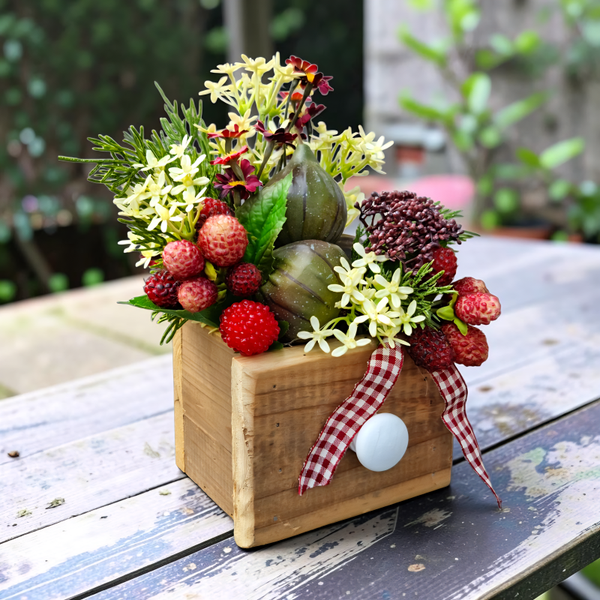 Herbstgesteck Seidenblumen: Feigen in Schublade - "Kleines Feigenfrüchtchen" - L20xB18xH22