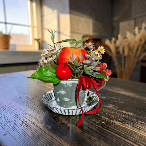 Herbstgesteck Seidenblumen: Apfel in Tasse - "Herbstapfel" - ⌀17xH17