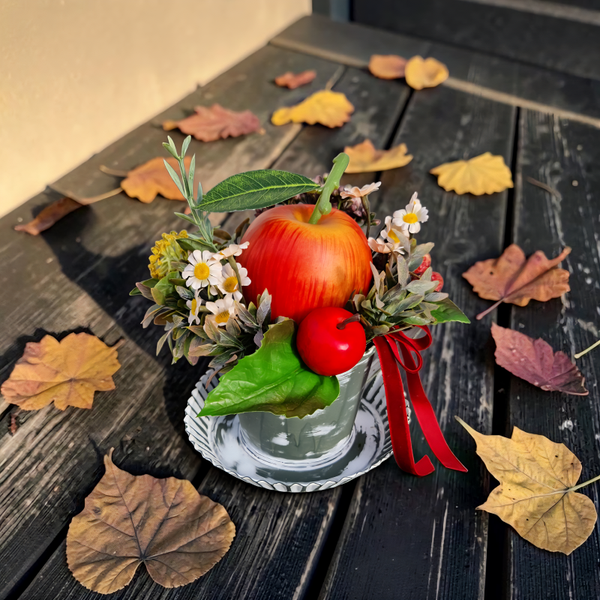 Herbstgesteck Seidenblumen: Apfel in Tasse - "Herbstapfel" - D17xH17