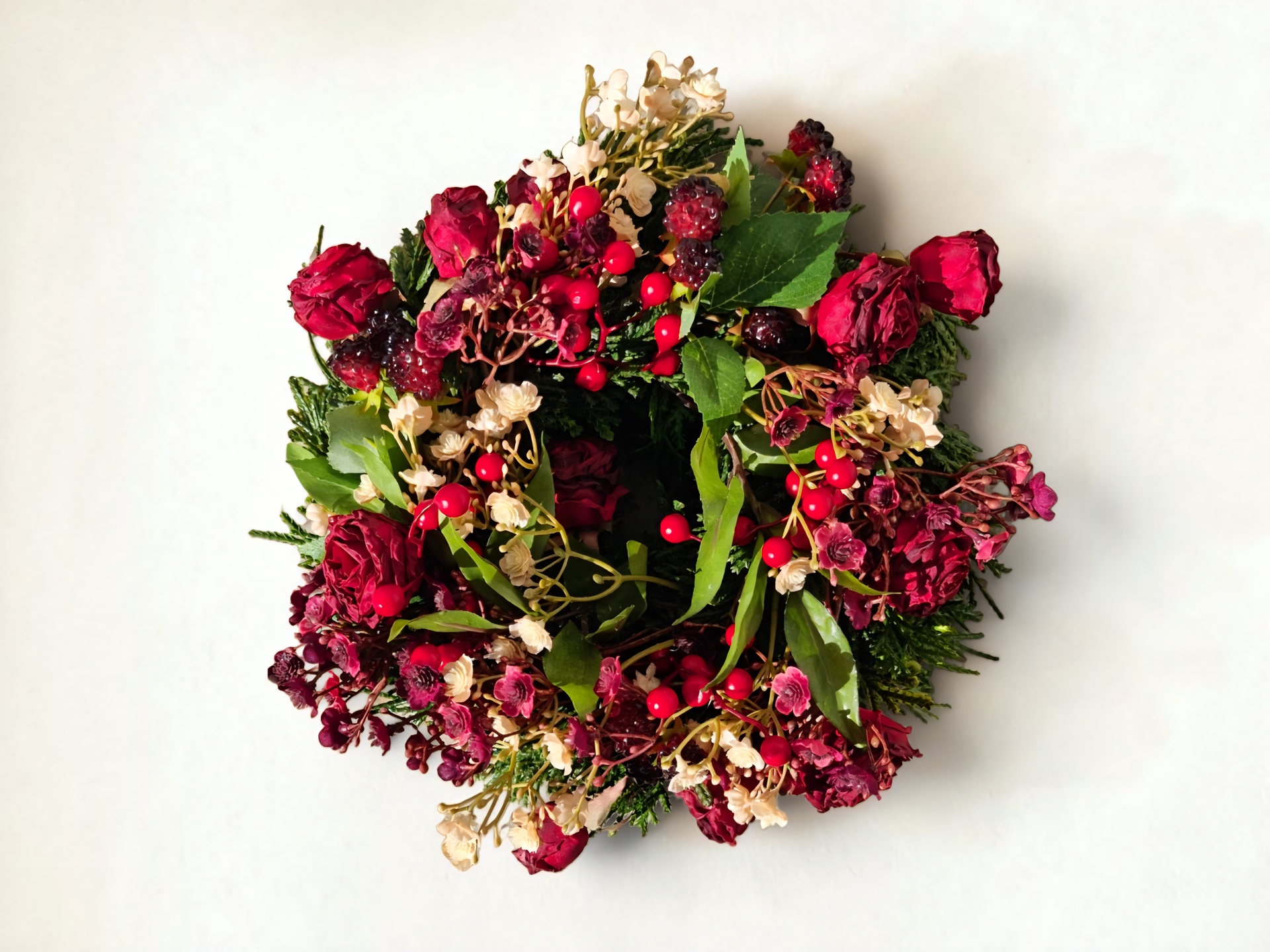 Herbstkranz Seidenblumen: Roter Rosenkranz - "Getrocknete Rose aus Seide" - D29xH11 © www.bluehflair.com