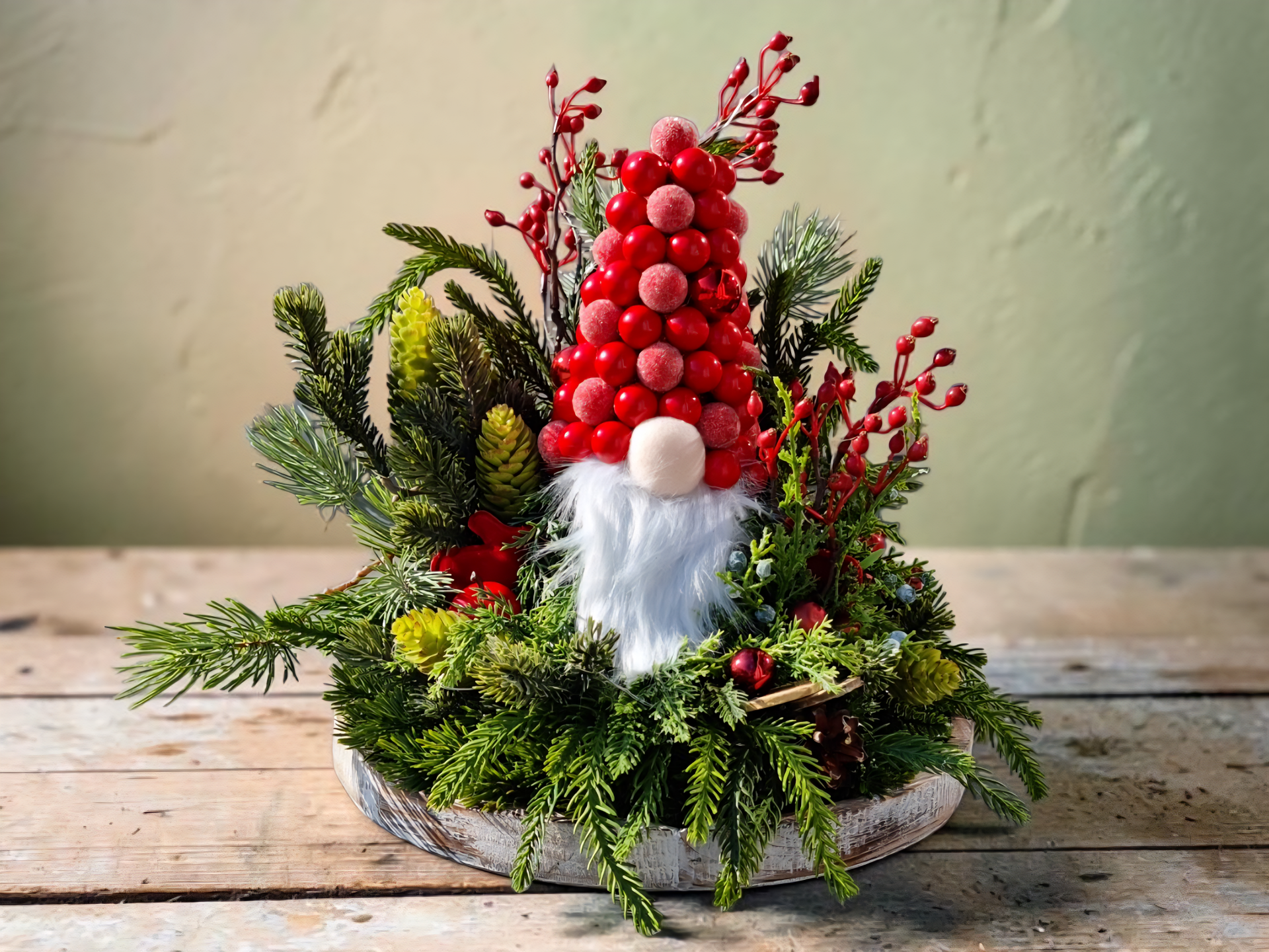 Weihnachtsgesteck: Wichtel auf Kranz - „Waldwichtel mit Tannenbaummütze" - D32xH34 © www.bluehflair.com