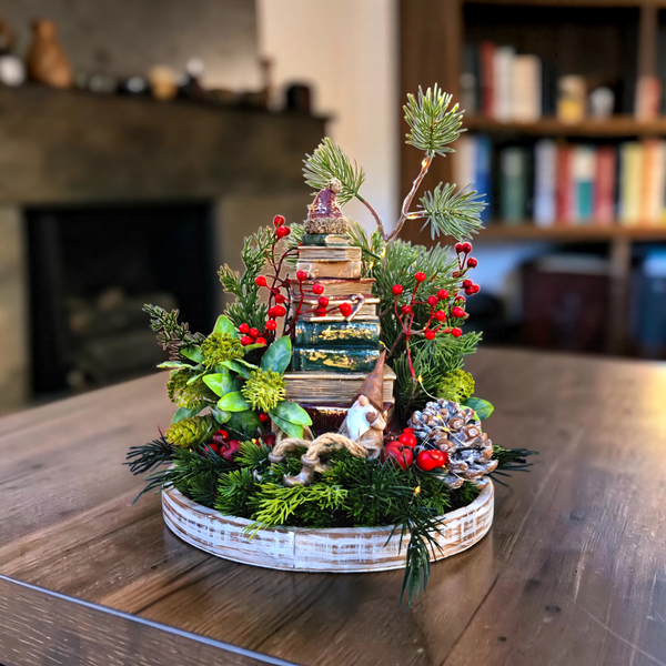Weihnachtsgesteck: Wichtel mit Bücherturm - „Die Weihnachtsgeschichte" - D33xH38
