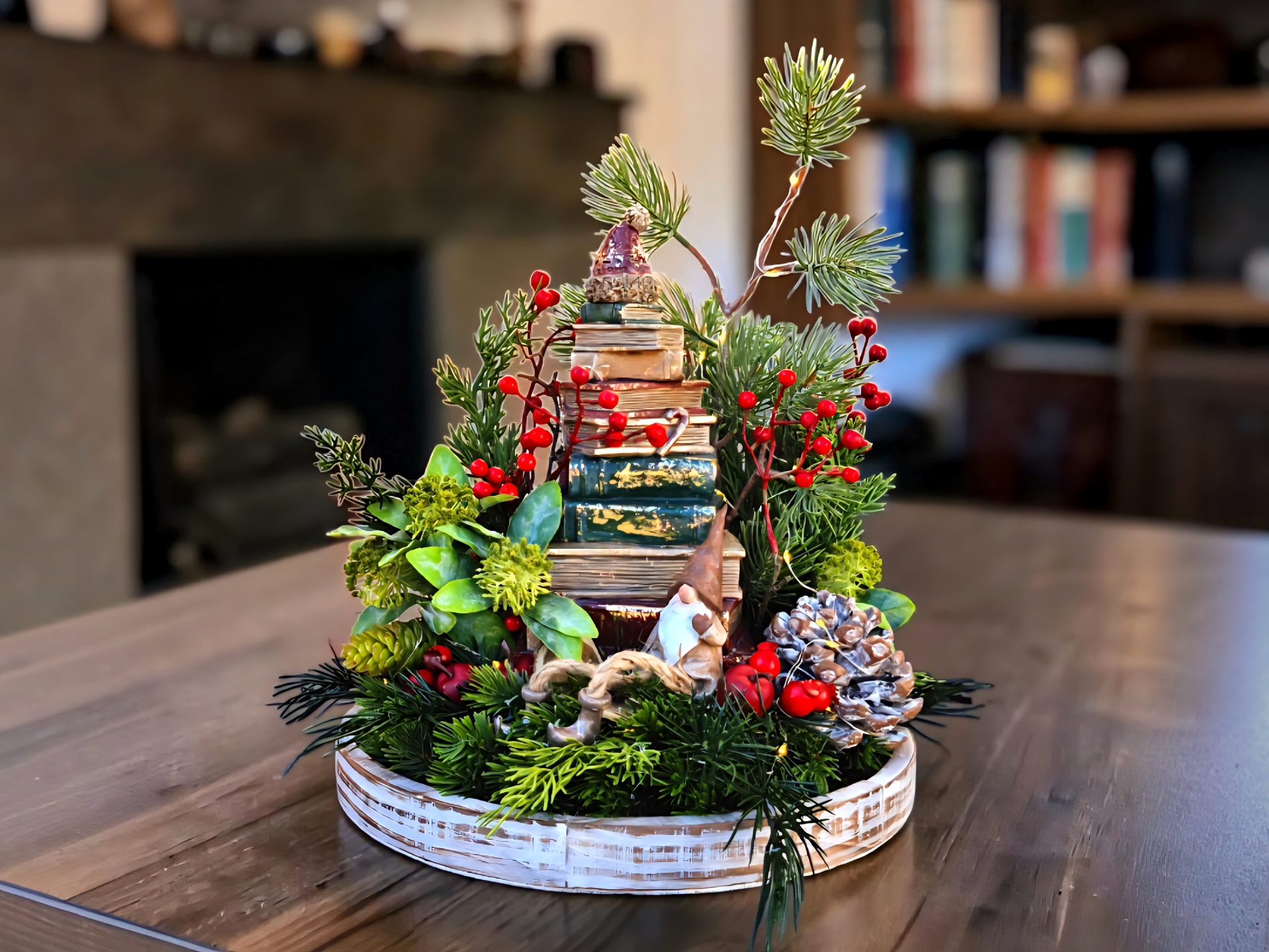 Weihnachtsgesteck: Wichtel mit Bücherturm - „Die Weihnachtsgeschichte" - D33xH38 © www.bluehflair.com