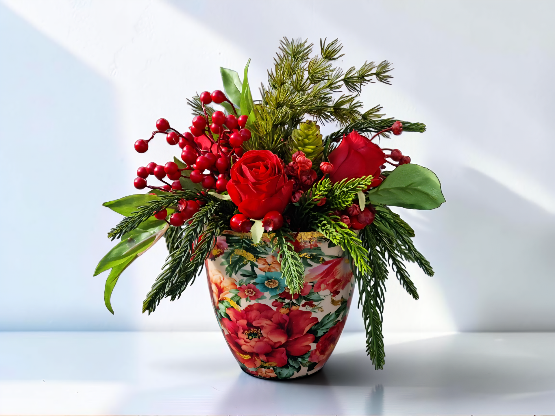 Wintergesteck Seidenblumen: Rote Seidenrosen im Blumengefäß - "Rosentraum 2" - D24xH26 © www.bluehflair.com