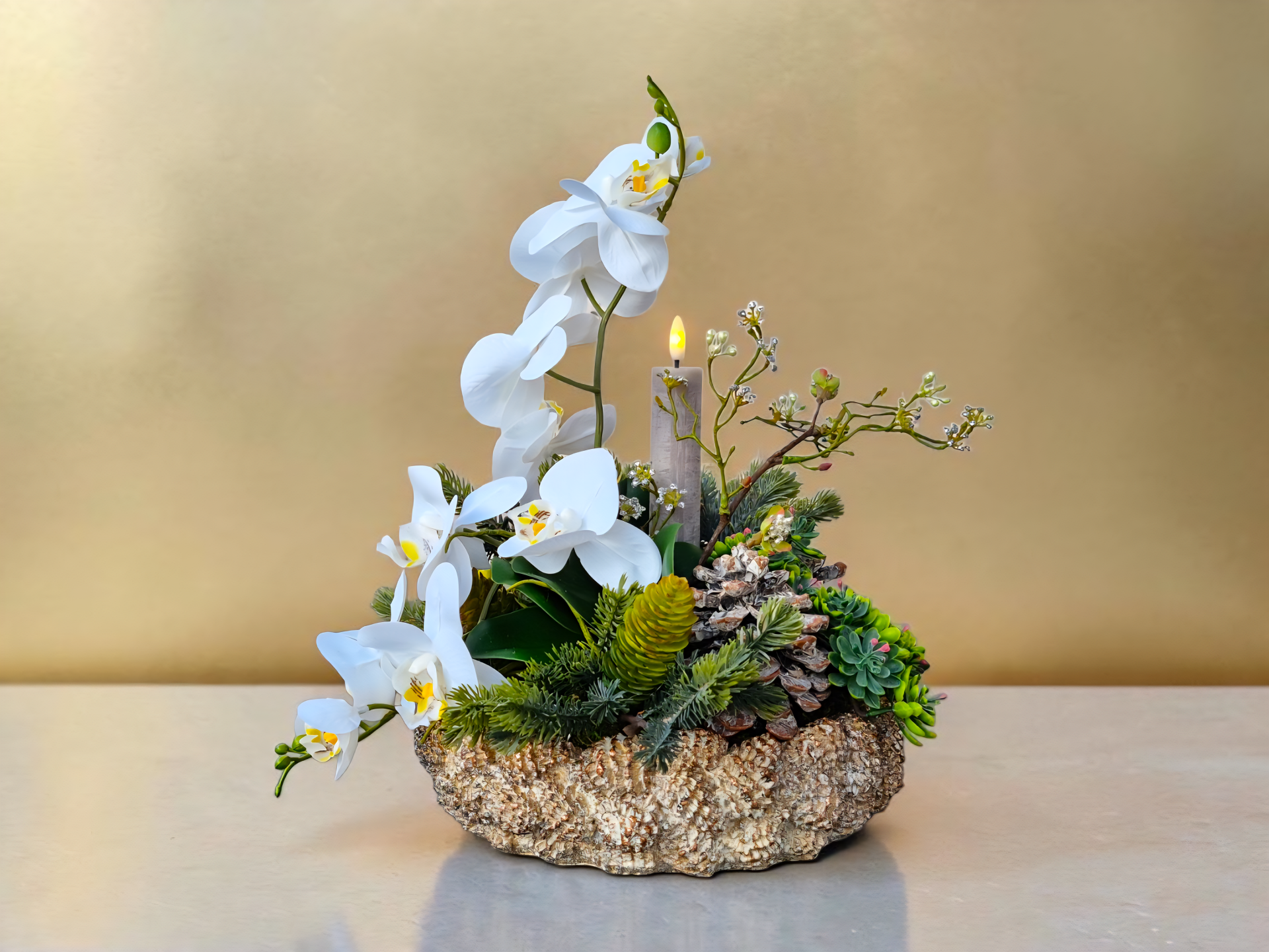 Wintergesteck Seidenblumen: Orchideen in goldener Schale - "Goldene Winterorchidee" - D41xH41 © www.bluehflair.com