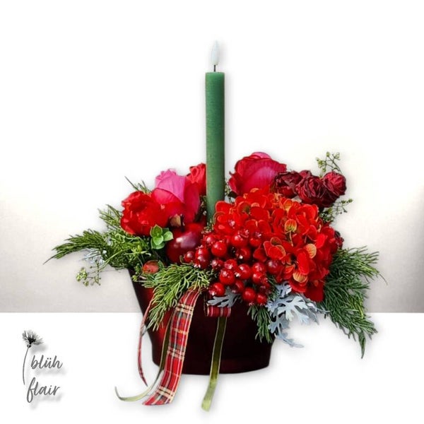 Seidenblumen Gesteck - Winter: Wintergesteck mit Kerze - "Winterzeit" - L30xB25xH37cm