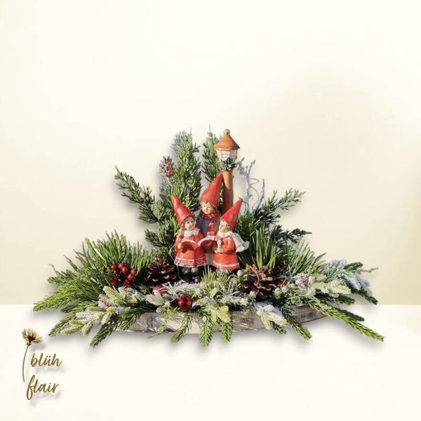 Weihnachtsarrangement: Figur auf Tablett - Laterne am Tannenweg - L45xB21xH25