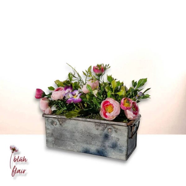 Seidenblumen Gesteck - Frühling: Ranunkeln im Kasten - "Ranunkel Kasten (klein)" - L20xB17xH18cm