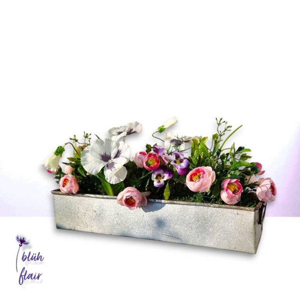 Seidenblumen Gesteck - Frühling: Ranunkeln im Kasten - "Ranunkel Kasten (groß)" - L43xB18xH18cm