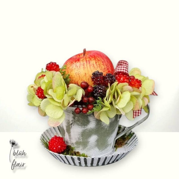 Seidenblumen Gesteck - Winter: Hortensie in Tasse - "Hortensien-Apfel" - ⌀17xH15cm