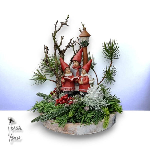 Weihnachtsarrangement: Tannenkranz mit Figur - Weihnachtssingen unter einer Laterne - ⌀24xH29