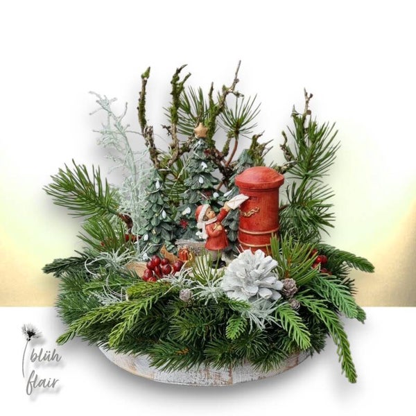Weihnachtsarrangement: Tannenkranz mit Figur - Weihnachtspost Nr.1 - ⌀27xH24