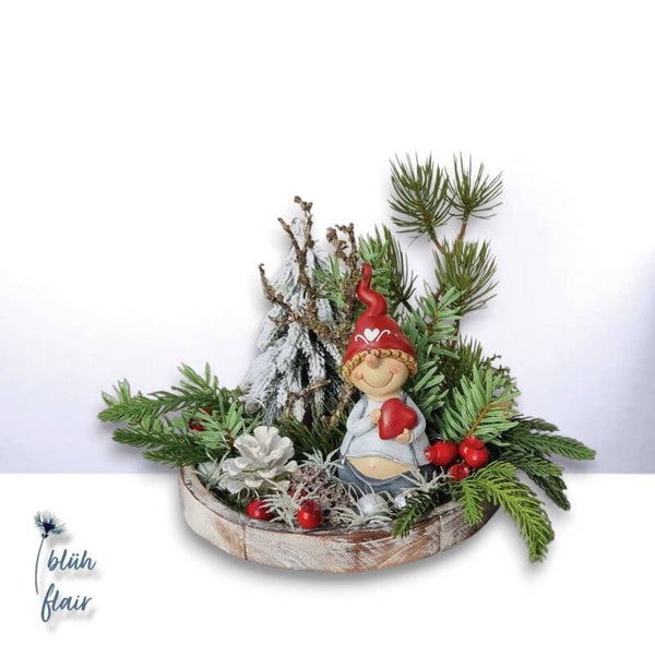 Weihnachtsgesteck: Wichtel auf Tablett - "Wichtelmann mit Herz" - ⌀30xH24cm