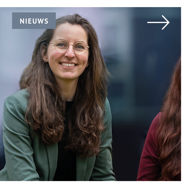 foto van Veerle Vreeke voor de promotiebanner van Panders met een grote mooie bosbloemen in haar handen in de kleuren van huisstyle van Planders