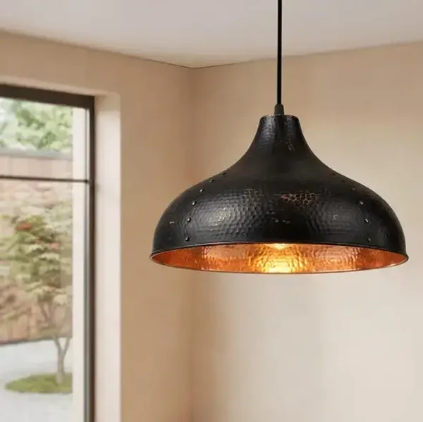 Pendelleuchte mit gehämmerter Kupferkuppel